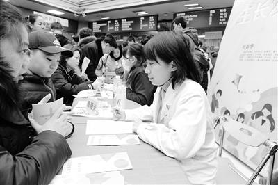 蘭州大學(xué)第一醫(yī)院舉行“新年！新高度！”兒童保健義診活動