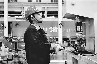 蘭州：寒夜黃河邊，他一把拉出落水大學(xué)生