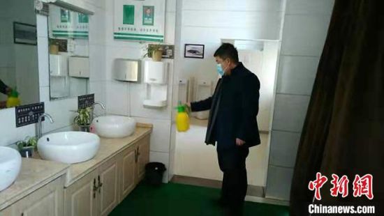  圖為2月初，工作人員對敦煌市旅游景區(qū)衛(wèi)生間進(jìn)行防疫消毒?！《鼗褪形麄鞑抗﹫D 攝