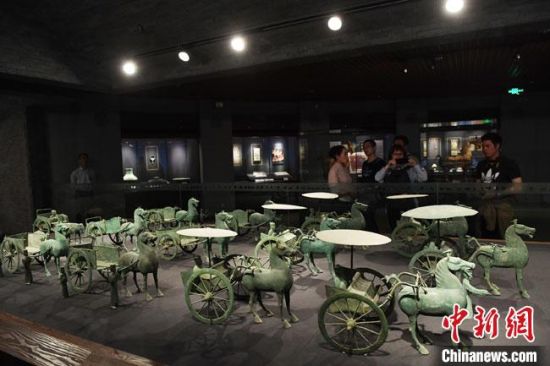 圖為甘肅省博物館展陳的東漢銅奔馬車(chē)陣。(資料圖) 楊艷敏 攝