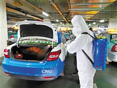 免費接送一線抗“疫”人員 蘭州奔馬雷鋒車隊，你們真棒！