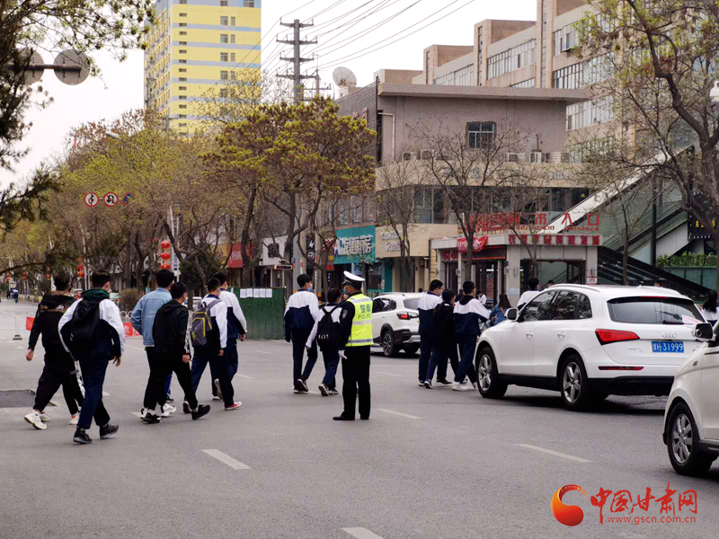 保駕護(hù)航！涼州公安交警“護(hù)學(xué)崗” 撐起“平安傘”