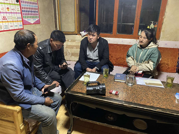 圖為木耳鎮(zhèn)紀(jì)檢干事盧建民（左三）連夜在多壩村多壩組奚連德家中了解受災(zāi)情況，排查安全隱患，并宣傳發(fā)生次生災(zāi)害的相關(guān)知識(shí)。_副本.jpg