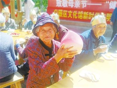 母親節(jié)，白銀“花村”擺了一場(chǎng)“敬老宴”