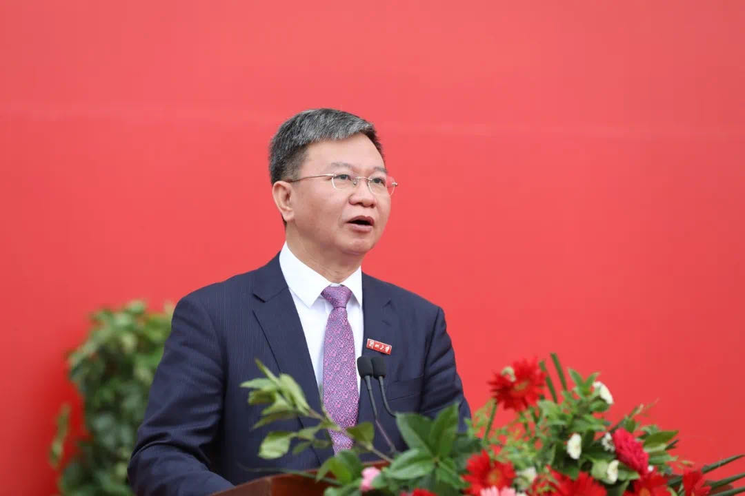 蘭州大學(xué)校長(zhǎng)嚴(yán)純?nèi)A寄語(yǔ)2020屆本科畢業(yè)生：做敢擔(dān)當(dāng)、能擔(dān)當(dāng)、有擔(dān)當(dāng)?shù)娜?>
        </a><em>蘭州大學(xué)校長(zhǎng)嚴(yán)純?nèi)A寄語(yǔ)2020屆本科畢業(yè)生：做敢擔(dān)當(dāng)、能擔(dān)當(dāng)、有擔(dān)當(dāng)?shù)娜?/em></li>
    <li><a  target=