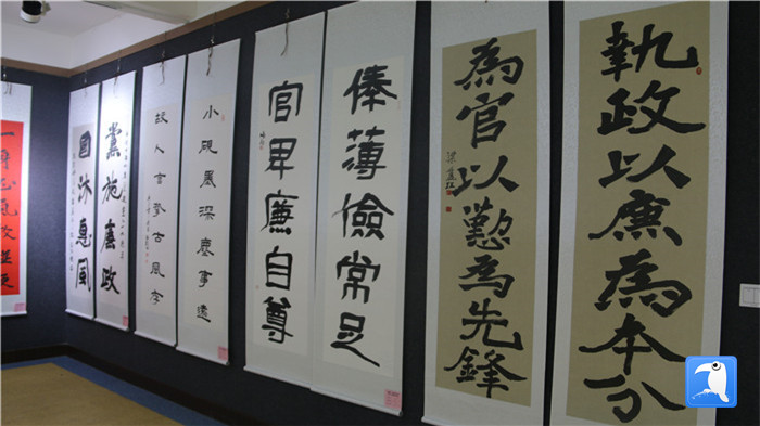 7月1日上午，定西市通渭縣紀委監(jiān)委舉辦“襄郡清風·喜迎建黨99周年”廉政文化書畫展，共同為黨的生日獻禮。_副本.jpg