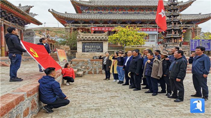 “七一”前夕，甘南州紀委監(jiān)委機關(guān)第二黨支部組織支部黨員和幫扶村黨員赴臨潭縣新城鎮(zhèn)蘇維埃舊址紅色教育基地參觀學習活動。_副本.jpg