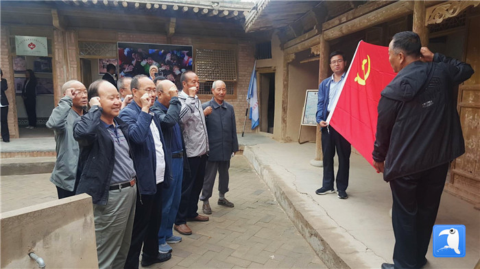 7月1日，臨夏州紀委監(jiān)委機關(guān)黨總支組織退休黨支部部分黨員前往東鄉(xiāng)縣布楞溝村史館，開展主題黨日活動。_副本.jpg