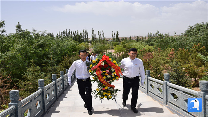 七一”前夕，白銀市紀委監(jiān)委機關(guān)黨委組織黨員來到紅軍西路軍景泰烈士陵園開展主題黨日活動。 朱鵬拍攝_副本.jpg
