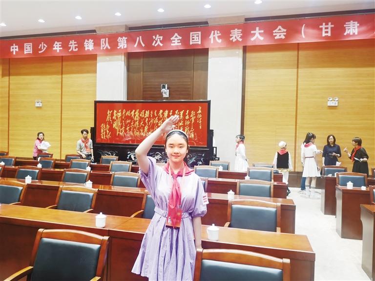 代表蘭州少先隊員參加全國少代會——這個小姑娘，攢勁！