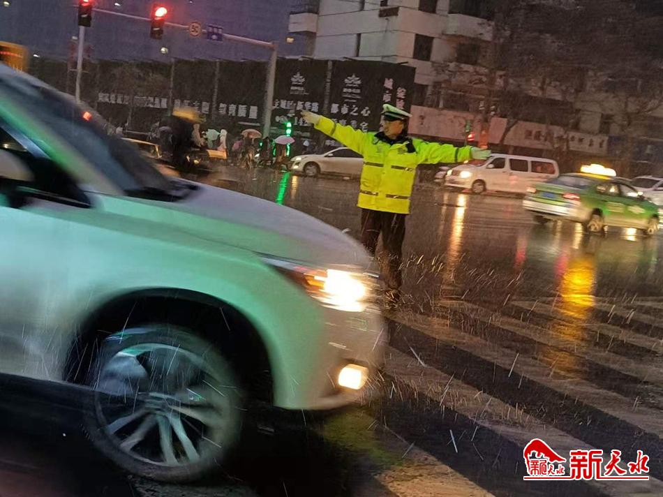 風雪襲來，天水最美“警色”在路上！