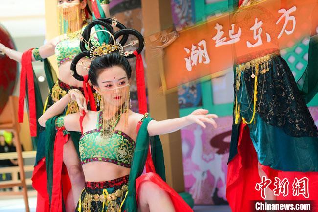 圖為今年9月5日，在重慶亮相的敦煌博物館“潮起東方”主題活動(dòng)現(xiàn)場(chǎng)。敦煌博物館供圖