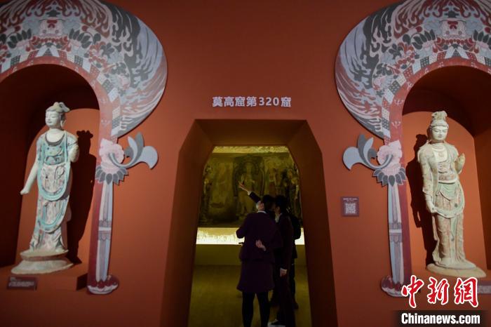 本次展覽中為觀眾呈現(xiàn)莫高窟第320窟復制洞窟。　駱云飛 攝
