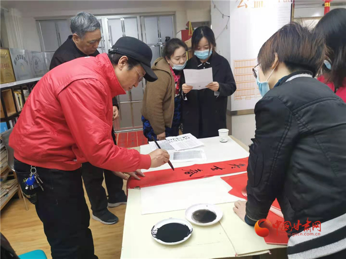 【新春走基層】蘭州張家園社區(qū)：黨員齊聚寫春聯 墨寶飄香暖人心