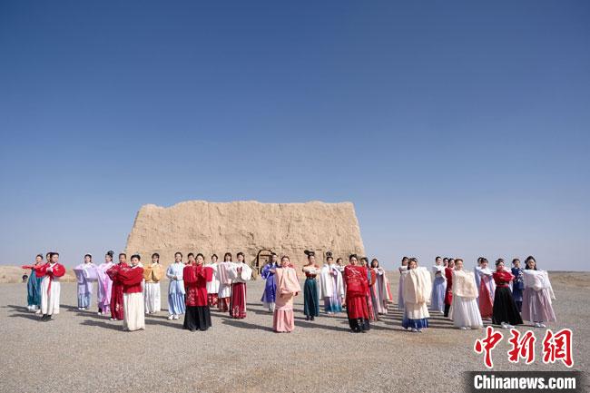 數(shù)十位身著古裝的女性通過(guò)體驗(yàn)賞漢舞、習(xí)漢禮、吟誦詩(shī)詞等中華傳統(tǒng)文化，再現(xiàn)古絲綢之路的繁華盛景。　邱亮 攝