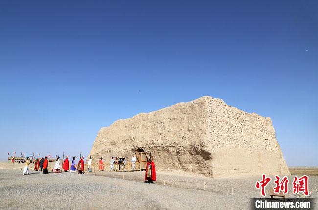 數(shù)十位身著古裝的女性通過(guò)體驗(yàn)賞漢舞、習(xí)漢禮、吟誦詩(shī)詞等中華傳統(tǒng)文化，再現(xiàn)古絲綢之路的繁華盛景?！⊥踺?攝