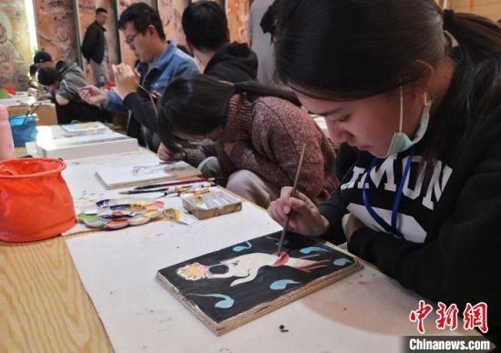 2020年10月，臺灣大學(xué)生在敦煌“莫高學(xué)堂”體驗?zāi)嗯弋嬍肿髡n?！《∷?攝