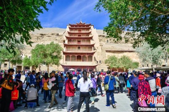 中國農(nóng)歷四月初八，敦煌民眾傳承歷史習(xí)俗，前往莫高窟燒香禮佛、祈福。(資料圖) 王斌銀 攝