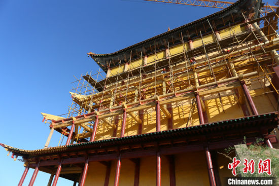 圖為5月上旬，甘肅山丹縣大佛寺內(nèi)，正在修繕中的古建筑大雄寶殿。 中新社記者 高展 攝