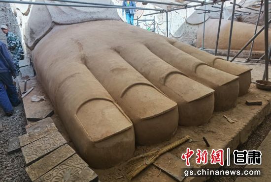 圖為中國“石窟鼻祖”天梯山石窟第13窟大佛足部與局部危巖體搶救性保護項目施工現場。陳曉斌 攝