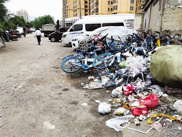 百米土路臟亂差，誰來管？經(jīng)記者協(xié)調(diào)，社區(qū)組織志愿者進(jìn)行了清理