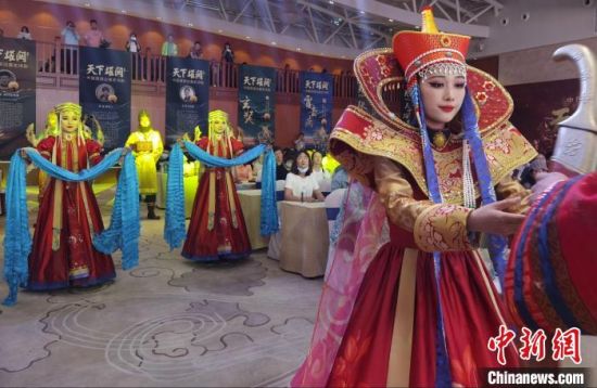 圖為中國(guó)首部邊塞史詩(shī)劇《天下雄關(guān)》首演發(fā)布會(huì)現(xiàn)場(chǎng)。　崔琳 攝