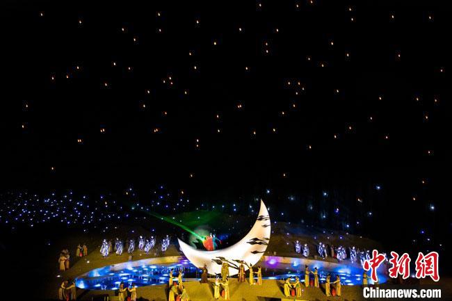 圖為大型沙漠實(shí)景演出《敦煌盛典》演出劇照。(資料圖) 敦煌市委宣傳部供圖