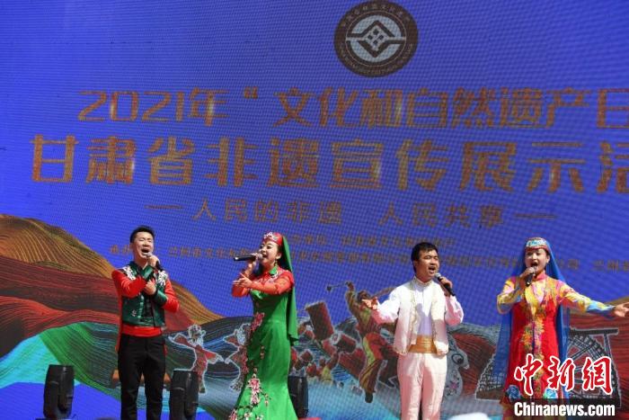 圖為甘肅臨夏回族自治州非遺傳承人演唱花兒?！钇G敏 攝
