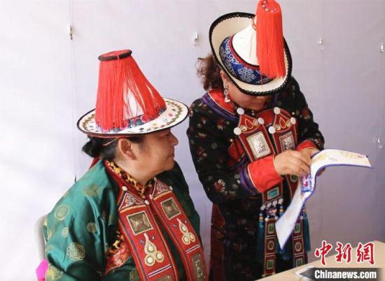 圖為用活態(tài)傳習(xí)的模式促進(jìn)裕固族非物質(zhì)文化遺產(chǎn)的保護(hù)傳承?！∈缝o靜 攝