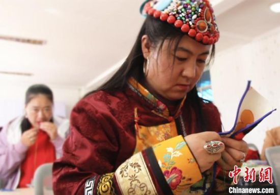 圖為裕固族婦女學(xué)習(xí)刺繡。　史靜靜 攝