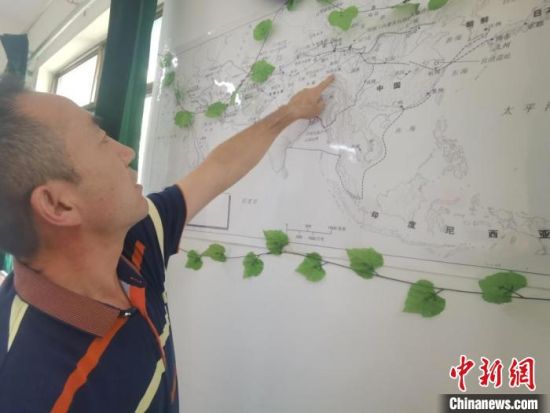 圖為甘肅省社會科學(xué)院絲綢之路研究所所長侯宗輝指出《絲綢之路古文明》課題組考察線路?！￠Z姣 攝