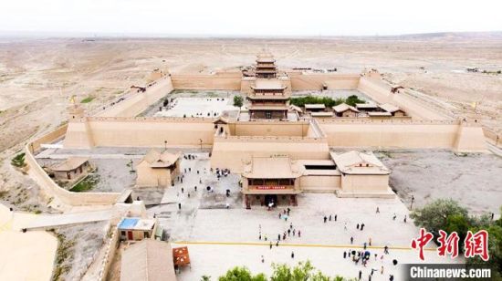 圖為7月中旬，世界文化遺產——嘉峪關，它是中國明代萬里長城的西端起點。　高展　攝