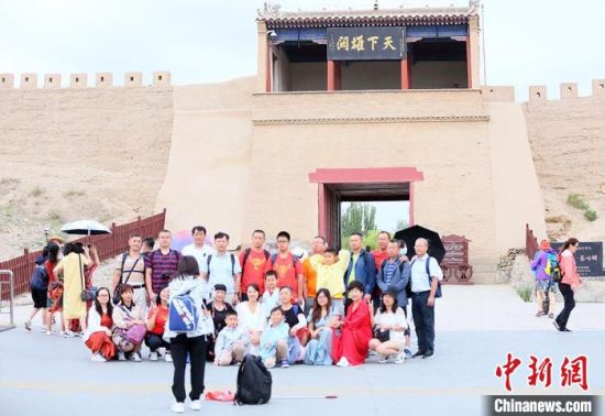 歷經數(shù)十載保護修繕的古老關城得以延年益壽，成為了海內外游客“絲路游”的必經打卡地?！「哒?攝