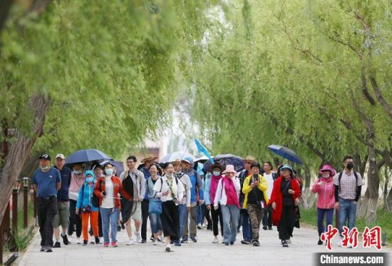 圖為嘉峪關關城內一景?！「哒?攝