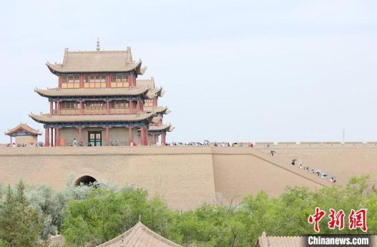 歷經(jīng)數(shù)十載保護(hù)修繕的古老關(guān)城得以延年益壽，成為了海內(nèi)外游客“絲路游”的必經(jīng)打卡地?！「哒?攝