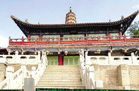 白塔寺閉門謝客，何時開放？管理處：白塔基礎出現(xiàn)病害圍擋施工，預計年底前完工