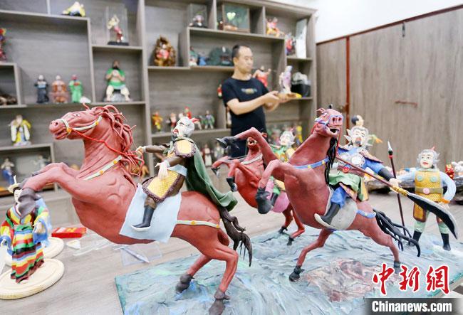安秋平是成州面塑第五代傳承人，也是當(dāng)?shù)匚ㄒ粓允孛嫠苤谱鞯娜??！「哒?攝