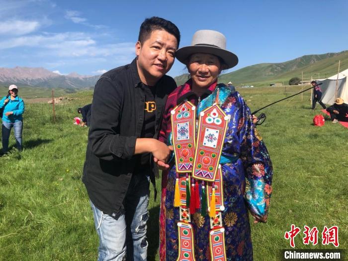 圖為拍攝紀(jì)錄片《西茂的婚禮》期間，張輝剛(左)與裕固族老人合影留念。(資料圖) 張輝剛供圖