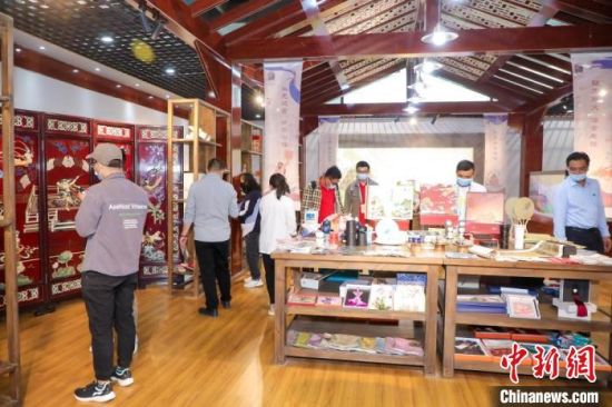 圖為甘肅“一會一節(jié)”期間，位于敦煌的天水市展館中，民眾觀賞文創(chuàng)產(chǎn)品?！「拭C省文化和旅游廳供圖