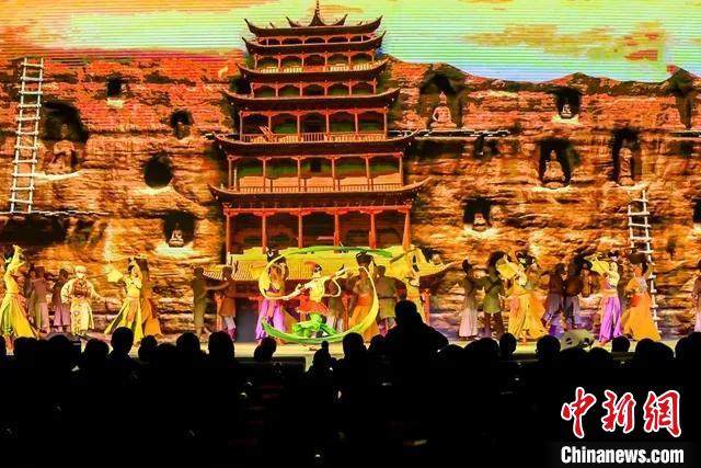 開幕式文藝展示“相約敦煌”，通過數(shù)字技術(shù)將莫高窟“搬到”演出現(xiàn)場?！「拭C省文化和旅游廳供圖