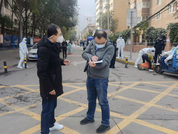 蘭州市紀委監(jiān)委干部下沉一線詳細詢問疫情防控情況。.jpg