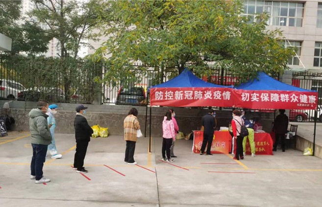 城關(guān)區(qū)紀委監(jiān)委各監(jiān)督檢查組督促各街道核酸檢測點落實“一米線”制度。.jpg