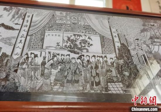 圖為陶世清的影雕作品?！钅?攝