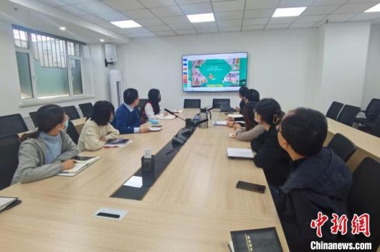圖為甘肅教育出版社《寫給青少年的敦煌故事》叢書項目組，探討圖書封面設(shè)計?！￠Z姣 攝
