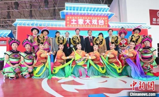 11月26日，“甘肅團(tuán)”在首屆中國(guó)(武漢)文化旅游博覽會(huì)展區(qū)的“土家大戲臺(tái)”，與“湖北團(tuán)”互訪交流?！「拭C省文化和旅游廳供圖