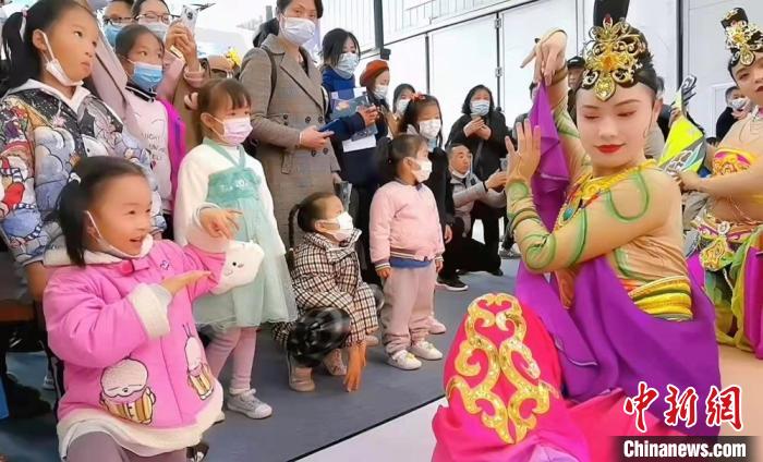 圖為敦煌舞者在湖北武漢文旅博覽會展區(qū)，教當(dāng)?shù)匦∨笥讯鼗臀栉枳恕?資料圖) 甘肅省文化和旅游廳供圖