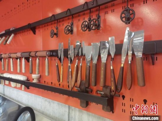 圖為徐晉林制作雕版敦煌壁畫所用工具。　閆姣 攝
