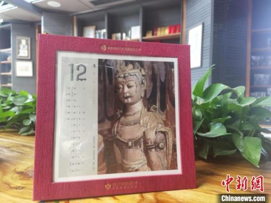 圖為徐晉林制作的敦煌題材的手工書《走進(jìn)沙漠敦煌——莫高窟與藏書票藝術(shù)》，深受讀者喜愛(ài)?！￠Z姣 攝