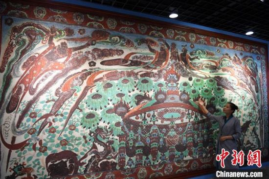 圖為通過(guò)數(shù)字化采集后打印展出的大幅高保真莫高窟復(fù)制壁畫320窟“散花飛天”。(資料圖) 楊艷敏 攝