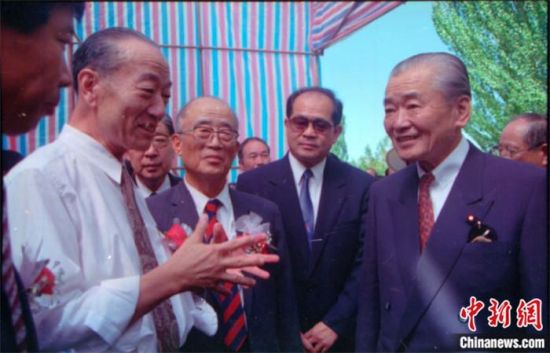 1994年8月，時任日本首相竹下登(右一)與時任敦煌研究院院長段文杰在莫高窟親切交談。中新社發(fā) 婁婕 供圖